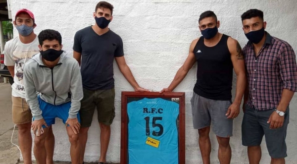 En Rinc&oacute;n jugadores y directiva del Rinc&oacute;n f&uacute;tbol Club hicieron entrega a la familia de Juan Suarez la camiseta n&uacute;mero 15 y el brazalete de capit&aacute;n de la instituci&oacute;n 31/01/21
