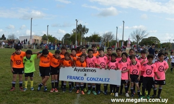 La escuelita de baby futbol presento su nueva indumentar&iacute;a y se disputo encuentro en la Plaza de deportes de Vergara