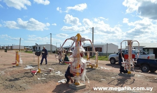 Fueron instalados equipos de estacion saludables en Mevir Plan 4 de Vergara