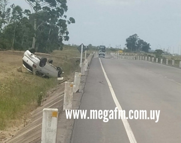 Un autom&oacute;vil volc&oacute; sobre el mediod&iacute;a de hoy en ruta 18 en proximidades a Tacuar&iacute; 4/01/21