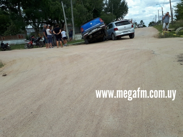 Un auto y una camioneta impactaron en Lucas Urrutia y Agust&iacute;n Urtubey 4/12/20